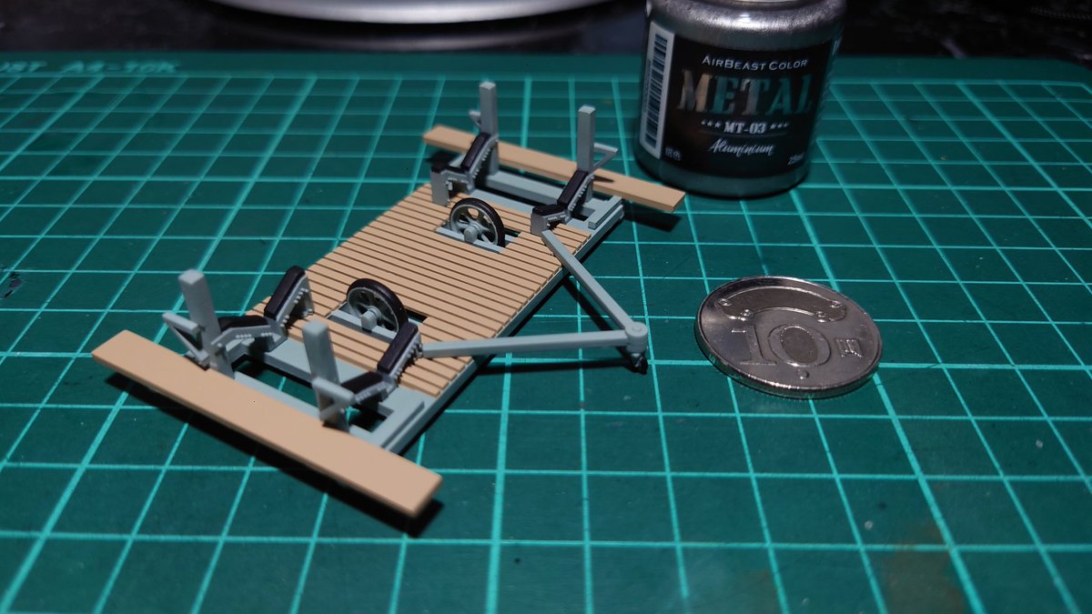 太久沒做飛機模型了，光是這個小東西(飛機展示架)就花了我五天的時間做出來...