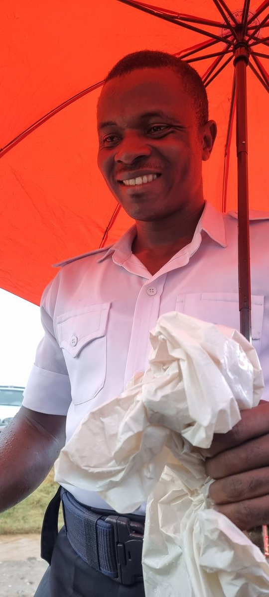 Got home earlier than i should have, because of this Officer, the road was blocked and he came down in the rain and restored order. Someone offered him an umbrella and a nylon for his phones. 
Nigeria still has good workers.
Tag if you know him.
#Abuja
#NigeriaFirst