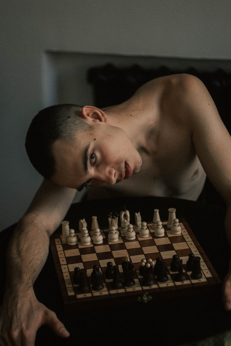 Давайте так: 
Я вам показую свої роботи, ви це все діло ретвітнете, я буду дуже щасливий, а інші люди дізнаються про те, що я хочу втілити багато своїх ідей, а також просто познімати вас.
Мої роботи нижче, далі справа за вами)