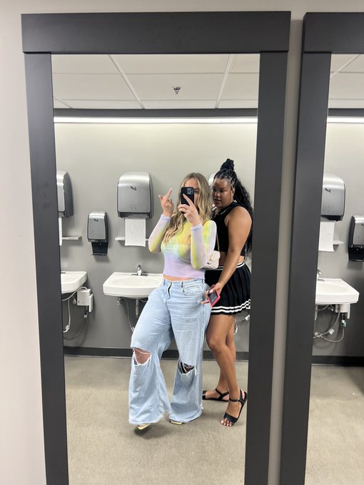 Other than our Uber getting hit, my hot girl evening went great 💚 https://t.co/vEpDFnPjfM