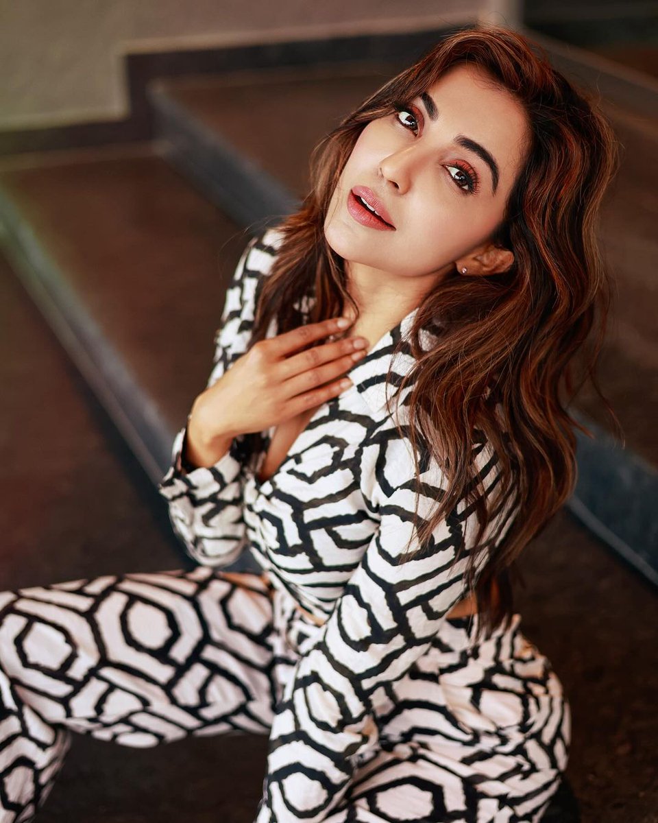 OnlyHeroines's tweet photo. #ParvariNair @paro_nair 🤍🖤 https://t.co/fOyEhgNXk1