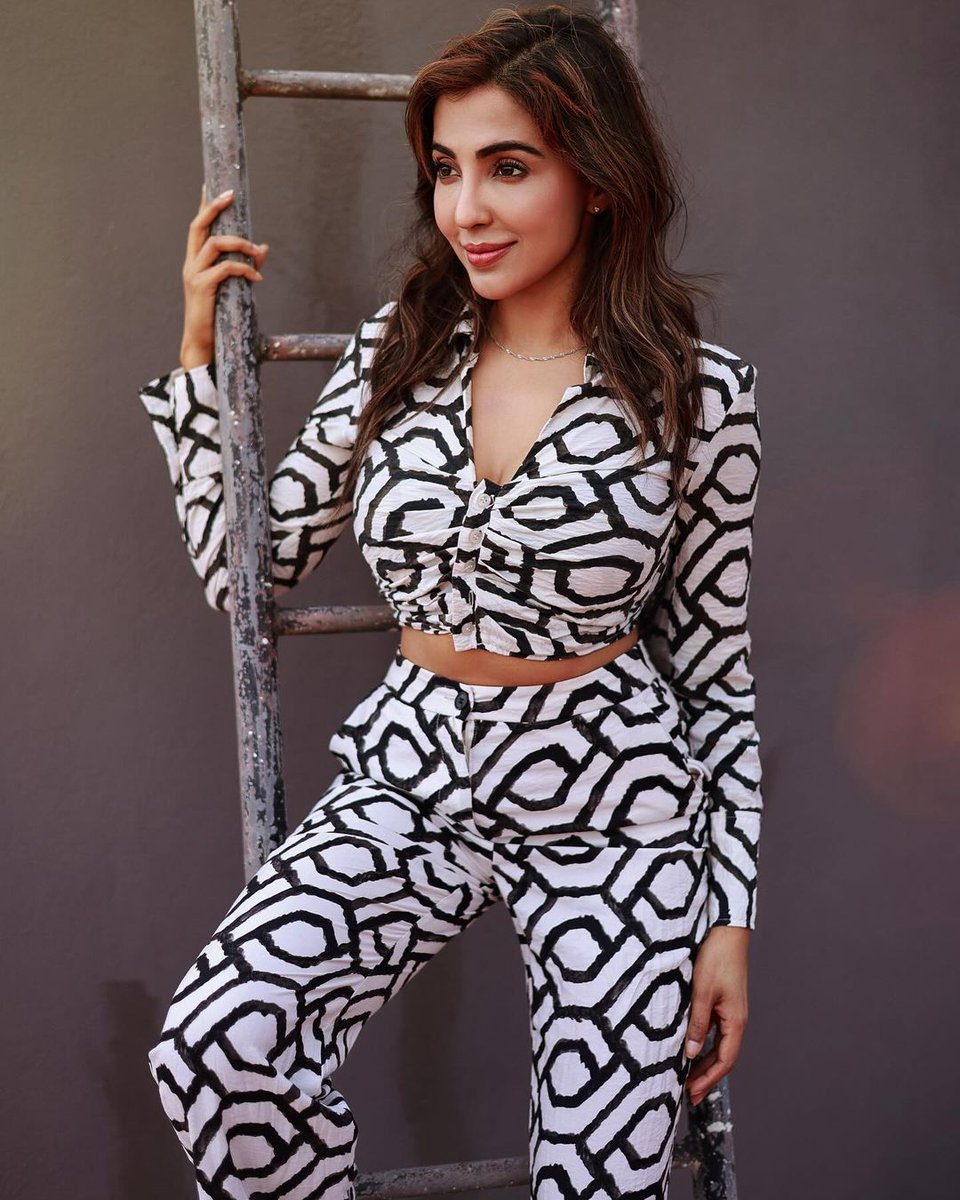 OnlyHeroines's tweet photo. #ParvariNair @paro_nair 🤍🖤 https://t.co/fOyEhgNXk1