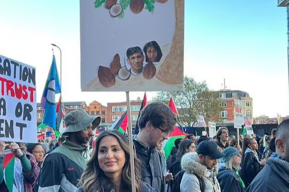 BREAKING: White man calling Rishi Sunak a “f’ing paki” is not a crime.

However an Asian pregnant mother holding a placard calling Rishi Sunak a coconut 🥥 is a crime and she has to go on trial in court?? #RacistBritain 🇬🇧