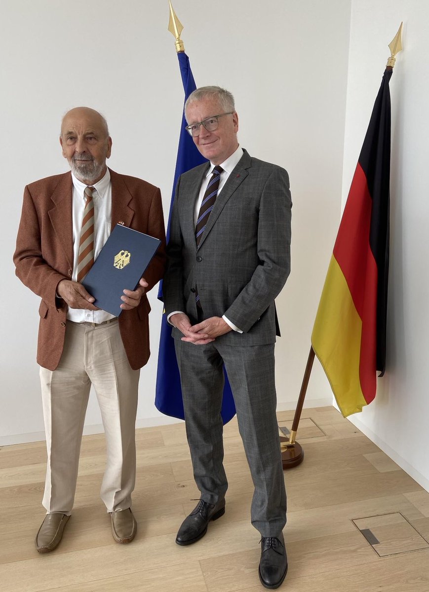 AllemagneDiplo's tweet photo. C’est «un acte de reconnaissance d’histoires souvent restées secrètes», a déclaré @AmbDEenFR. Né en 🇫🇷 durant la guerre, Thierry Soudan a appris sur le tard que son père était un soldat allemand. Il vient d’être naturalisé. Cela le rapproche de ses origines 🇩🇪, a-t-il confié,ému. https://t.co/OvPsHeCdyt
