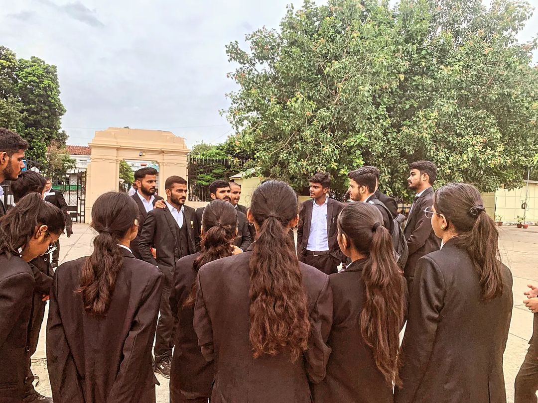 Dwivedi_AUSU's tweet image. Try not to become a man of success.Rather become a man of value.✨️❤️
#Allahabad #internshipprogram #highcourt #Dwivedi_au #lifecoach #lawyerlife #Advocate #vidhiektasangh #VES @Dwivedi_AUSU
