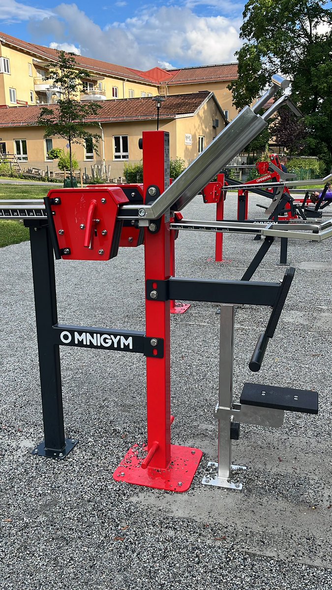 Hasingio's tweet image. Är ett stort fan av utegym men undrar vad gymmet 300 meter härifrån tycker om den här satsningen? Osund konkurrens? Trästockarna har bytts ut mot supermoderna maskiner.