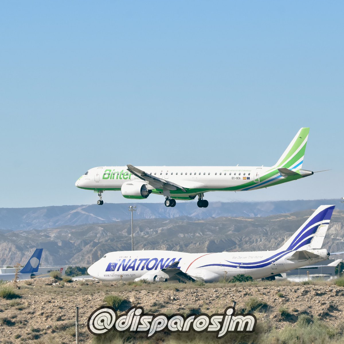 Un aterrizaje forzado , pasando por encima del que está preparado para despegar 🛫!!