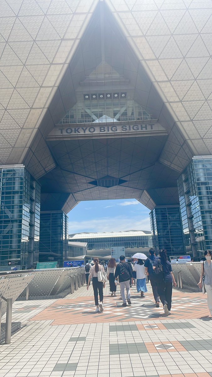 happa29's tweet photo. 真夜中の投稿🥃✨
展示会場にて商談し、疲れ果てて真夜中になった。脚をアイスノンで冷やして寝ると夏はこんなに気持ちいいんだ✨
Vehicleさんやその他多くのブースでお話しさせていただき、とても有意義でした！
#東京ビッグサイト https://t.co/fy3Blw0UK6