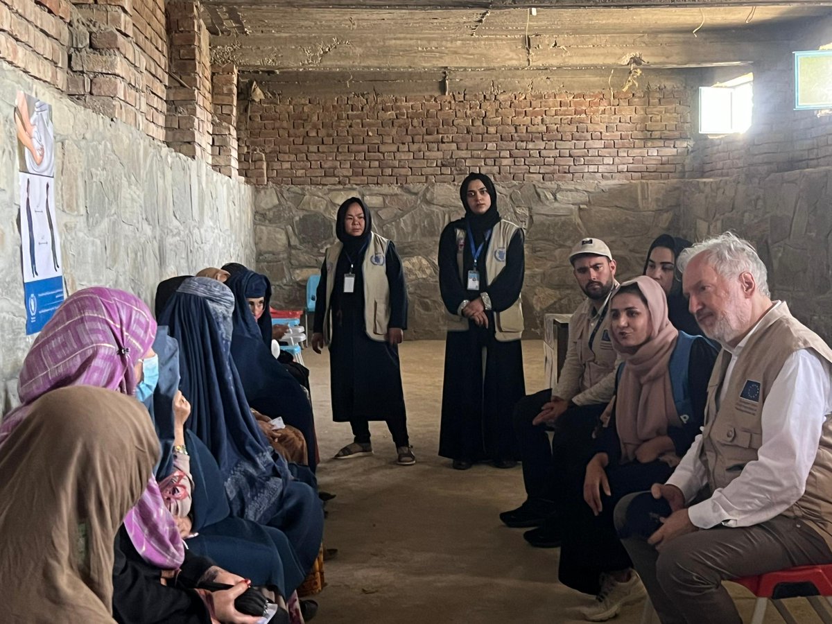 WFP in Afghanistan (@wfp_afghanistan) on Twitter photo We were pleased to host <a href="/eu_echo/">EU Civil Protection & Humanitarian Aid 🇪🇺</a> director <a href="/AndreasPapacon3/">Andreas Papaconstantinou</a> in one of our cash assistance distribution sites in #Afghanistan.
This support is crucial for families to meet their essential needs. Thank you, ECHO, for your continued partnership and commitment to Afghan communities. We were pleased to host <a href="/eu_echo/">EU Civil Protection & Humanitarian Aid 🇪🇺</a> director <a href="/AndreasPapacon3/">Andreas Papaconstantinou</a> in one of our cash assistance distribution sites in #Afghanistan.
This support is crucial for families to meet their essential needs. Thank you, ECHO, for your continued partnership and commitment to Afghan communities.
