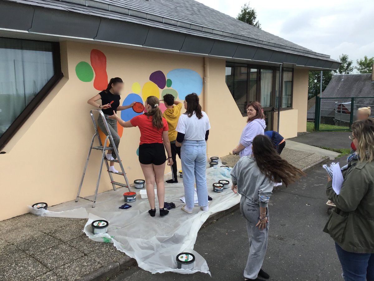 Des élèves volontaires du <a href="/collegecerisy/">Collège Anne Heurgon-Desjardins</a>, encadrés par d'anciennes élèves, ont créé un frise de drapeaux européens et une fresque sur l'Europe dans la cour avec des peintures gagnées grâce à un concours organisé par  la société Caporal France.