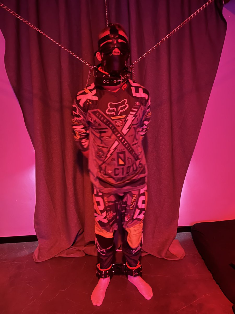 A hot evening started for <a href="/lthr_j/">LTHR_J 🔜 Folsom Berlin 2️⃣0️⃣2️⃣4️⃣</a> with finding a setup and instructions. 

He perfectly followed the instructions and locked himself in place and he had no other choice anymore than to patiently wait.

It wat great to find him like this 😈