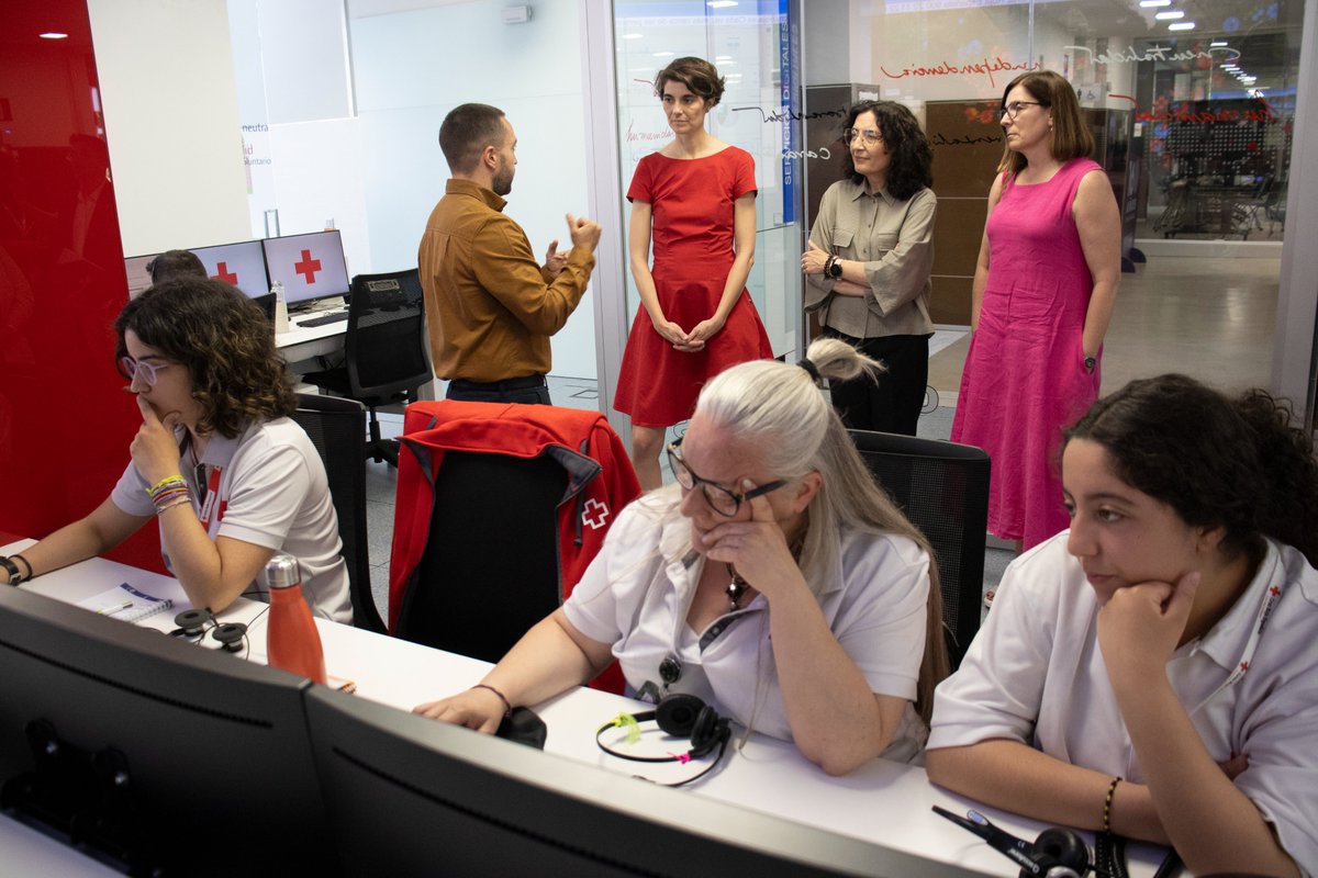 DSocialesGob's tweet photo. 📸 Esta tarde la secretaria de Estado de Derechos Sociales, @rosa_mr_, y la directora general de Diversidad Familiar y Servicios Sociales, @PBezunartea, han visitado la sede central de @CruzRojaEsp, donde han conocido su centro de operaciones de teleasistencia. https://t.co/esxxda9K7o