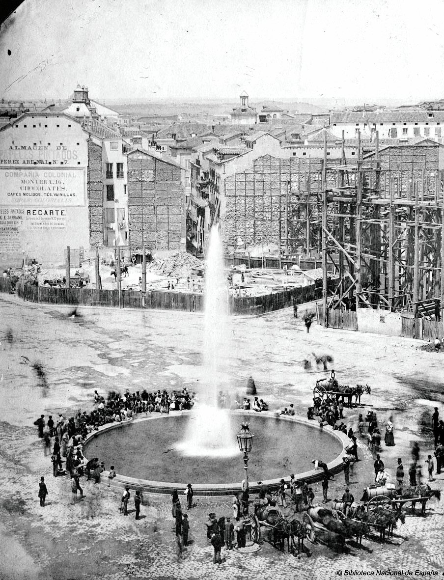 La impresionante fuente de la Puerta del Sol, hacia 1861, durante la reforma de la plaza. Foto: BNE