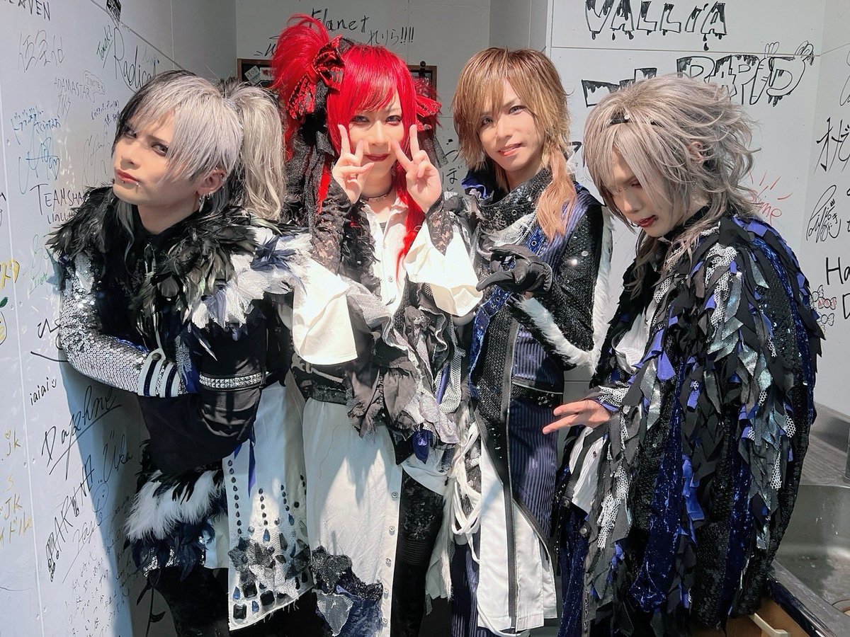 Royz_official's tweet photo. 公大生誕祭！長野公演お疲れ様でした🐰駆けつけてくれた皆様ありがとうございました♥️久々の3部作を披露✨公大らしいセットリストでお届けしました🫶まさかのENラストに急遽Jack the Ripperが追加😳！明後日は杙凪生誕祭！よろしくお願いします🔥 https://t.co/wITw8XM71C