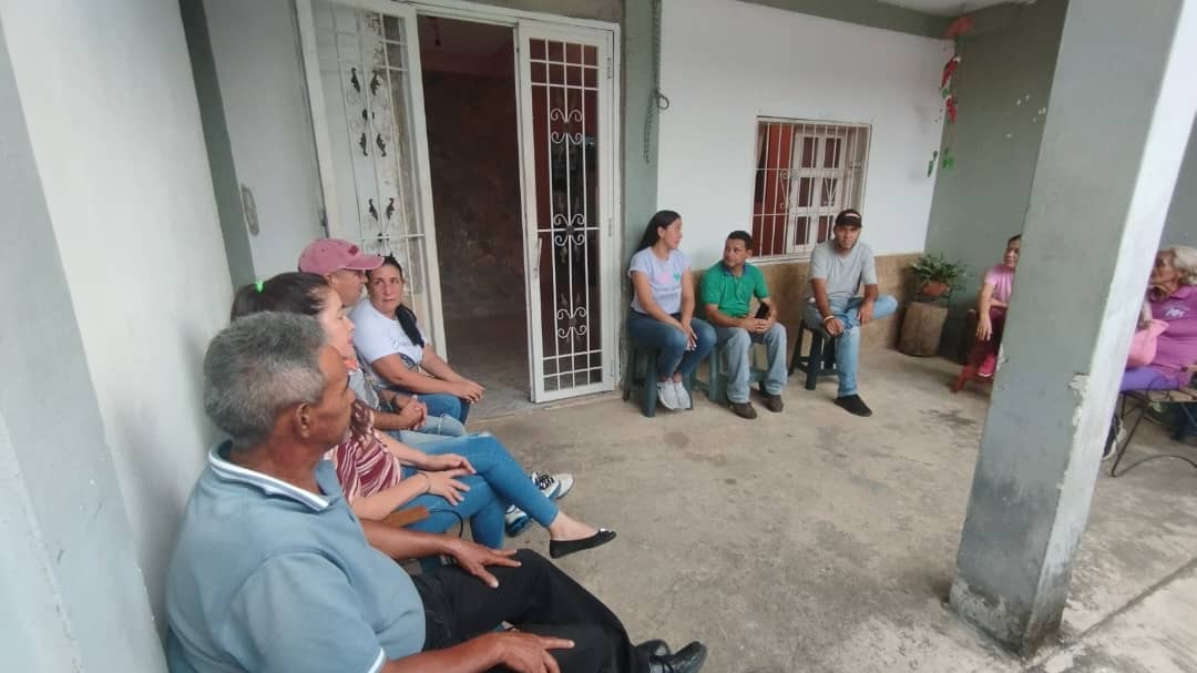 CemMontalban's tweet photo. Martes,2jul #ADenresistenciamontalban, Realizó la juramentación del comandito los jirajaras los cuales estarán encargados de custodiar los votos del centro electoral Antonio Herrera Toro y asegurar el triunfo del 28 julio #EdmundoParaTodoElMundo https://t.co/qBs9kXu9XC