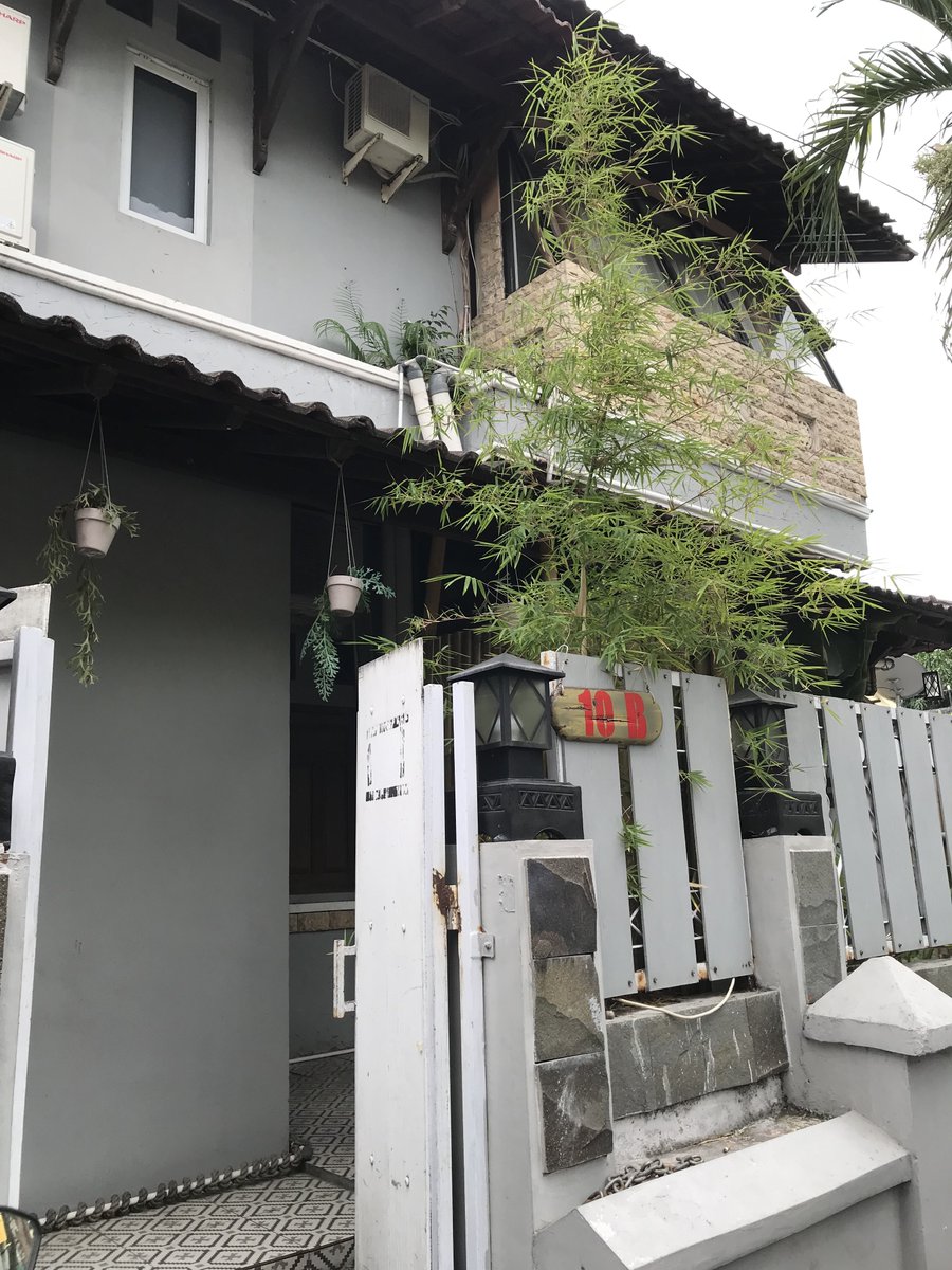 Intermoodd's tweet photo. Salah satu homestay yang lumayan sering aku rekomendasiin ke customer sewa motor🙌🏼

menurtku untuk homesaty di jogja harganya termasuk murah (mulai 120rb an), lokasi juga strategis, dari stasiun lempuyangan, stasiun tugu, dan malioboro cuma sekitr 15 menitan.
apa lagi di sini ada type family room yang bisa untuk 4,6, dan 8 orang, jadi cocok banget untuk yang liburan ke jogja bareng keluarga atau rame-rame

lokasi bersihh, area loby nyaman, ada meja billiard, dan kolam renang jugaa

lokasi next twit yaa