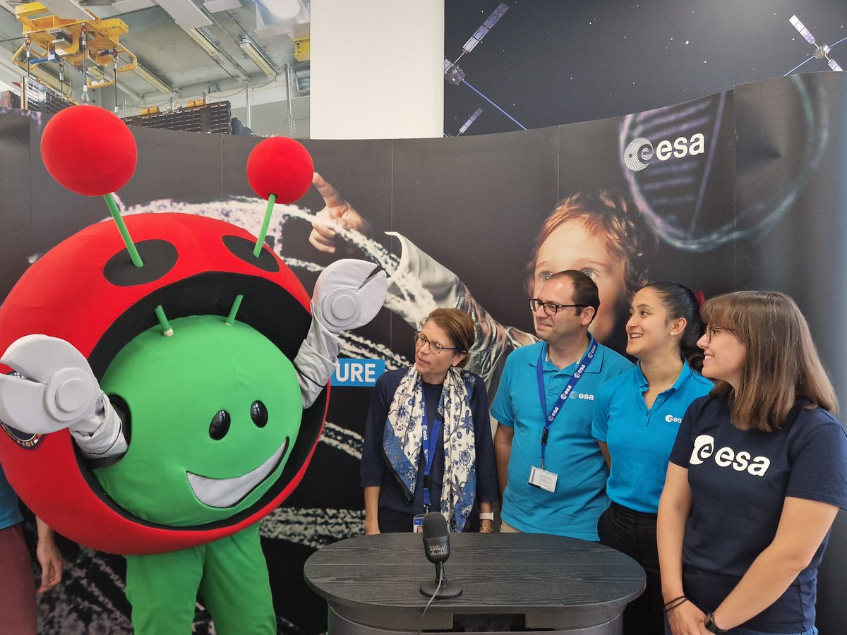 🤗 Hello my earthling friends! How are you doing today?

The second day of the ✨ ESA Teach with Space Online Conference 2024 ✨ has started with a highlight! 👨‍🚀 It was very exciting to meet <a href="/ESA/">European Space Agency</a> project astronaut <a href="/astro_slawosz/">Sławosz Uznański-Wiśniewski</a> and the teachers asked him super interesting