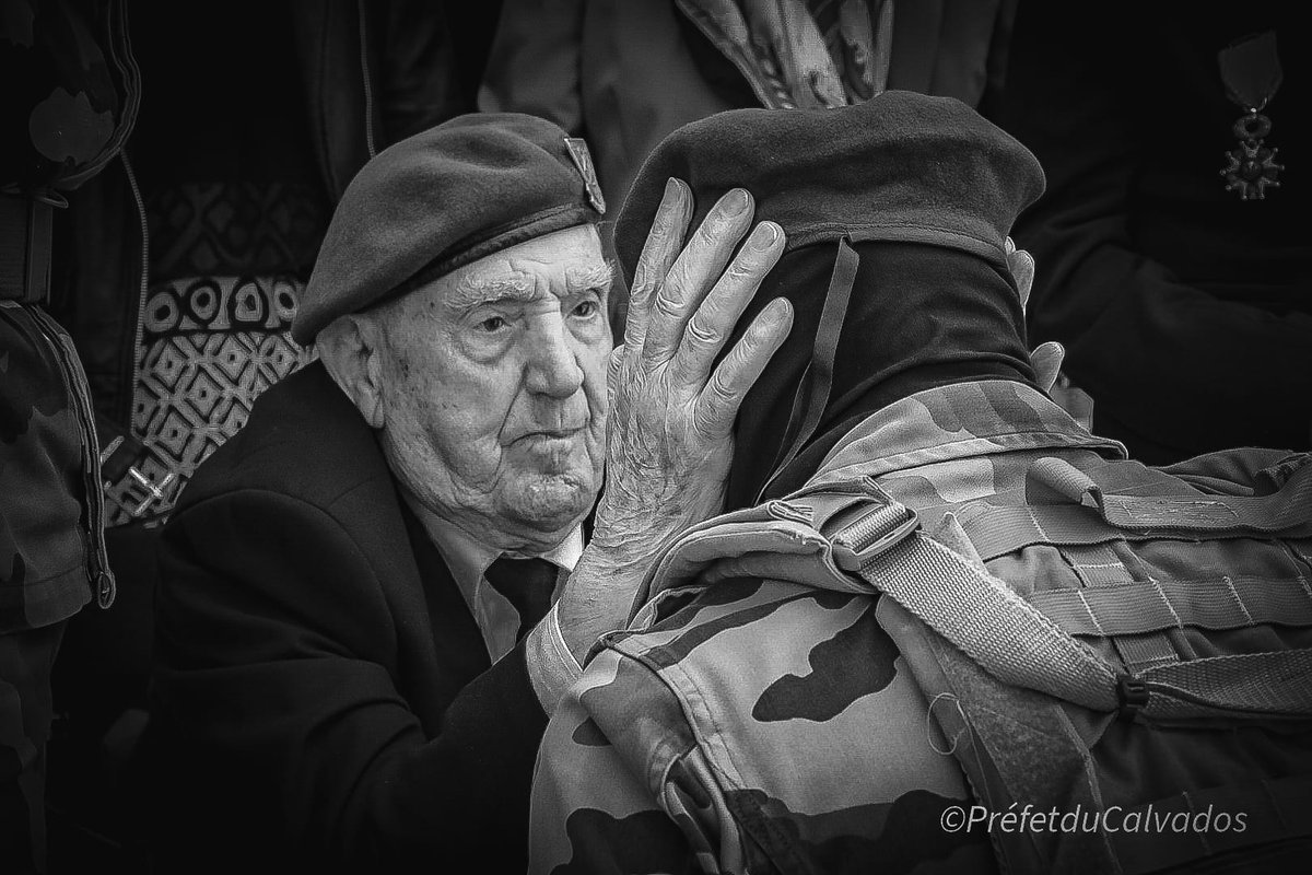 Prefet14's tweet image. 🇨🇵 Il y a un an disparaissait Léon Gautier, dernier vétéran du célèbre commando Kieffer.

Léon Gautier n'a jamais manqué une occasion d'honorer la mémoire de ses frères d'armes.

Découvrez son parcours 
calvados.gouv.fr/Actions-de-l-E…