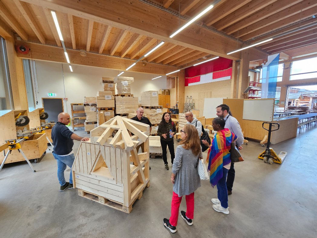 3er día de <a href="/CEMETS_ETH/">CEMETS</a>, visitando una carpintería donde nos muestran cómo se desarrolla la formación profesional en Suiza