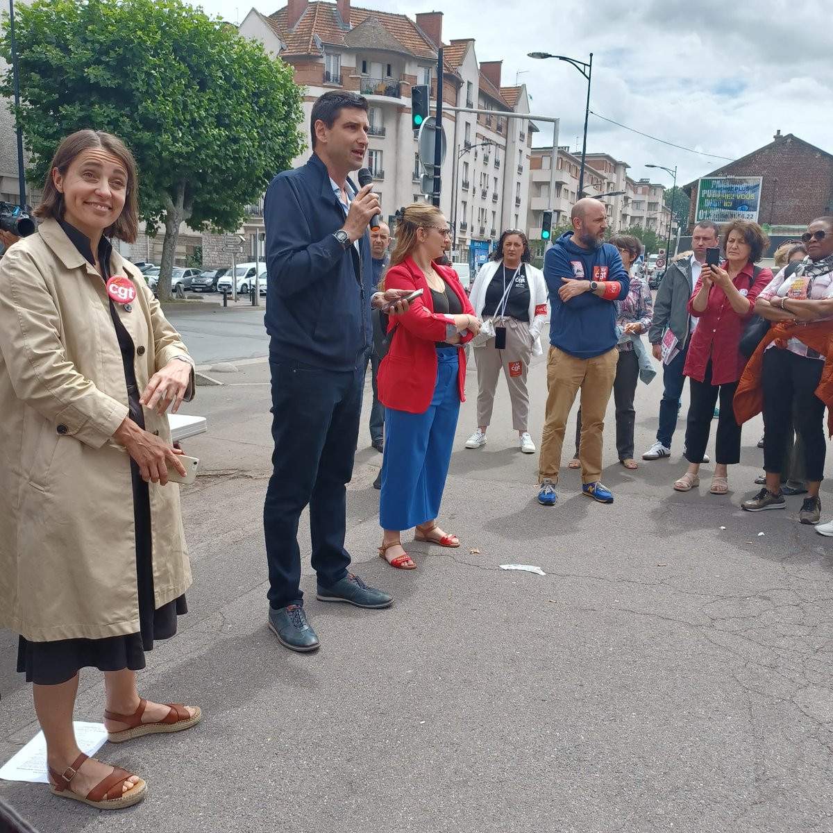 LEGERJulien94's tweet photo. 📍En direct de Champigny où @BinetSophie secrétaire générale de la CGT est venue soutenir nos mobilisations pour des services publics de qualité au cœur des quartiers populaires 

🚊 RER, commissariat, La Poste, hôpitaux… nous avons le droit à un service public de qualité ! https://t.co/iKJ8BBlptK