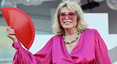 Cinguetterai's tweet photo. Una serie tv su Amanda Lear.
Dopo il documentario della Rai #QueenLear, in Spagna stanno preparando una serie tv in 8 episodi sulla vita di Amanda, musa di Salvador Dalí.
Si cercano partner internazionali, tra cui italiani, per produrre la serie. https://t.co/cTV3EKVSvv