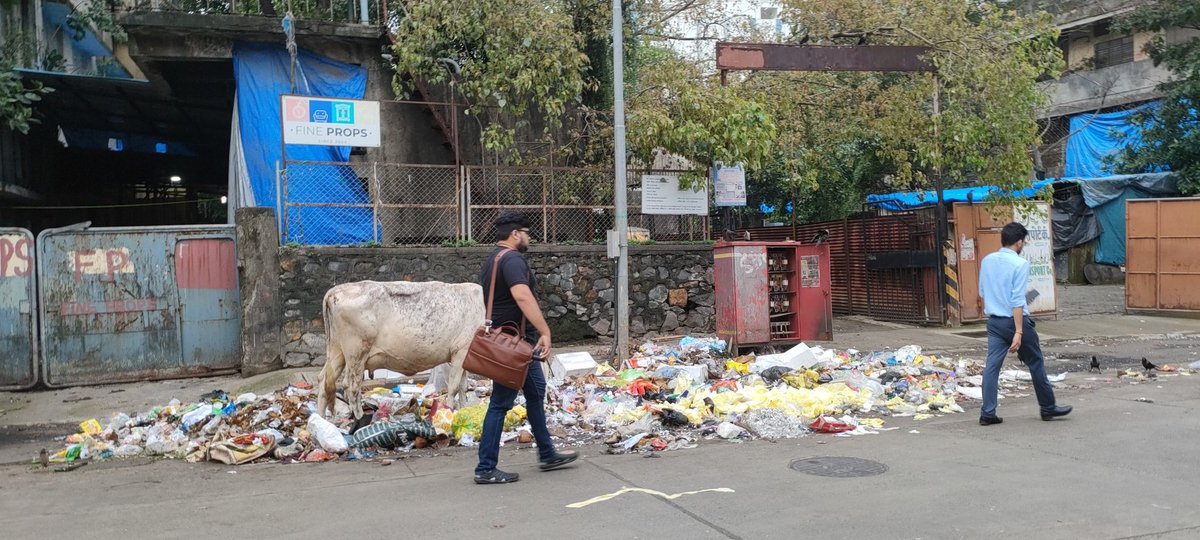 sujain26's tweet photo. @mybmc @mybmcWardPS @mieknathshinde plz clean this garbage near tabela goregaon East sunder sharma estate https://t.co/B3T3fklwfE