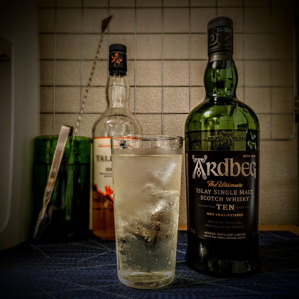 dieingmessage's tweet image. アードベッグ10年、ハイボールで頂きます。
煙い臭い美味い。たまらんわ。
#Ardbeg #Aged10Years #IsleofIslay #ArdbegDistillery #IslayMalt #SingleMaltScotchWhisky #Whisky #WhiskySoda
