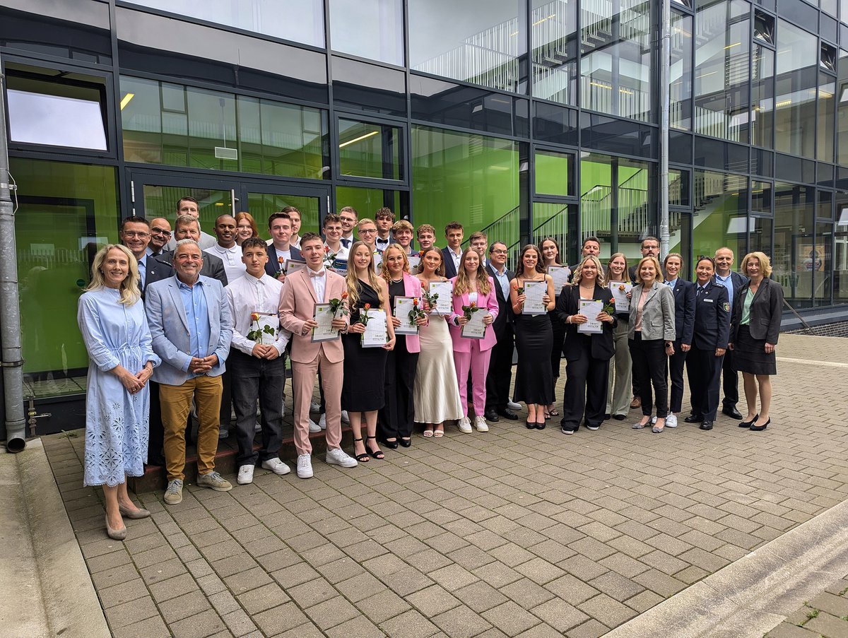 polizei_nrw_bo's tweet photo. 🚔️🎉 Zwei Jahre lang haben sie sich ins Zeug gelegt, jetzt gab's Zeugnisse: 24 junge Menschen schlossen erfolgreich den neu eingerichteten Bildungsgang "FOS Polizei" in Bochum-Wattenscheid ab:
✅ https://t.co/OfWr2lSfU1
#FOSPolizei #Abschluss #Polizei #Bochum https://t.co/wkuLD0Eq9E