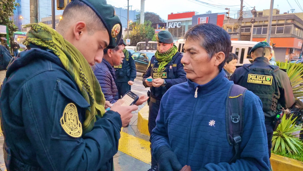 LimaRegion's tweet photo. ¡TANTA JUSTICIA QUE DA FRÍO!🚨🥶
#DivpolSur1| En estos momentos, se lleva a cabo el Operativo “Amanecer Seguro” contando con la presencia del Jefe de la Región Policial Lima. Ni el frío ni las lluvia nos para, la @PoliciaPeru sigue trabajando. 👮🏻♂️🚔 #viralntt https://t.co/awzWkelQe8
