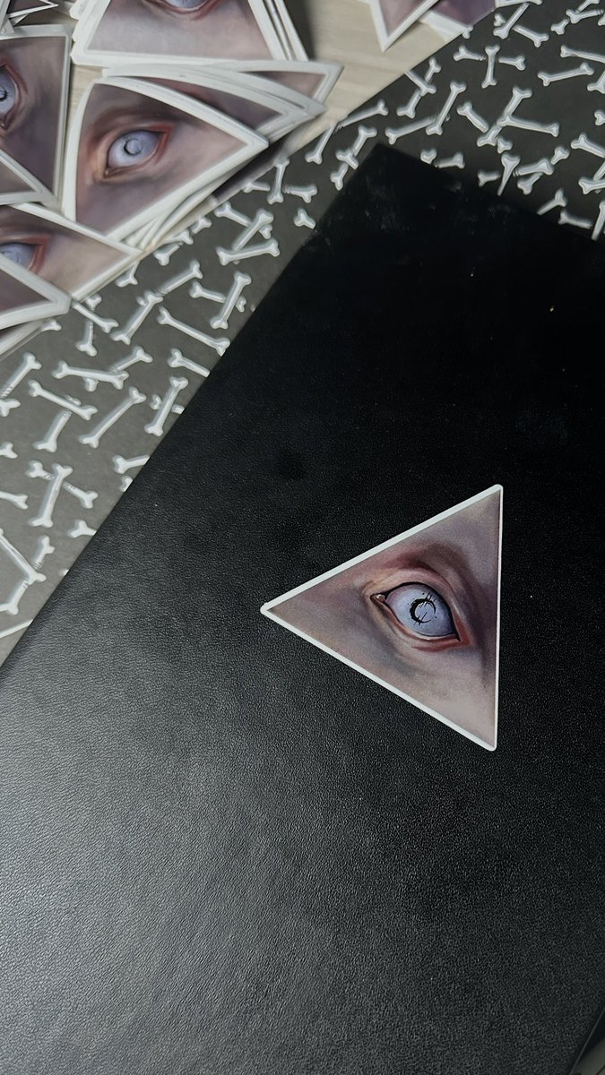 printed out my stikers, it's so cool to feel my arts physically💔