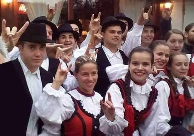 OrtaAsyaDunyasi's tweet photo. Bozkurt işareti siyasi bir simge değil, Türklüğün simgesidir!

Gagavuzya’da, Kırım’da, Türkmeneli’nde, Azerbaycan’da, Macaristan’da, Türkistan’da ve nice Türk yurdunda halen kullanılır. https://t.co/5PHiBPWk8l