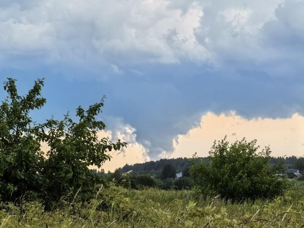 WeatherMonitors's tweet image. 🇷🇺:A structural squall gate (Shelf cloud and Scud cloud) in the #Danilovsky district of the #Yaroslavl region! #Russia.2 July,2024

Always keep informed 
Follow to @Weathermonitors