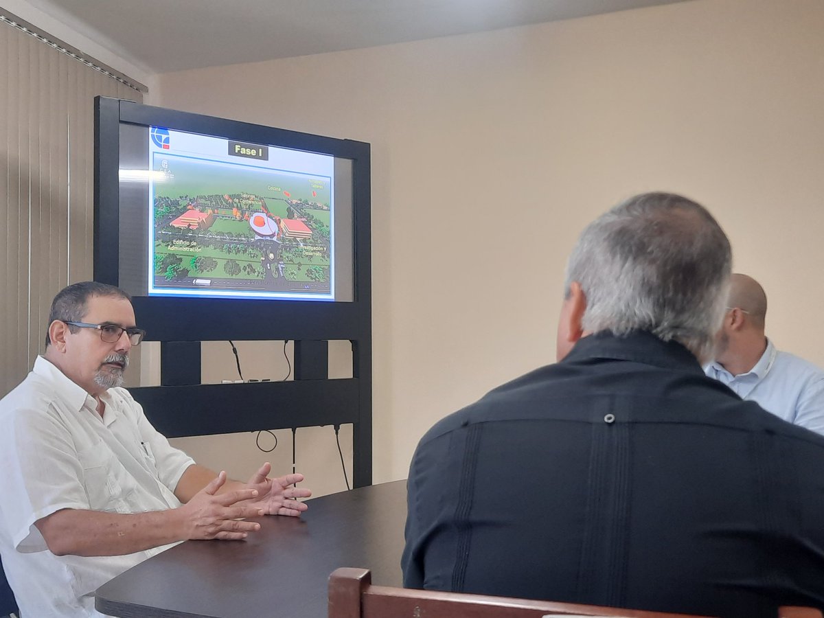 Ministro <a href="/EdMartDiaz/">Eduardo Martínez Díaz</a> inicia visita al Centro de Estudios de Avanzada de Cuba. Joven institución científica dedicada a las nanociencia y nanotecnologías con resultados estratégicos para el país.