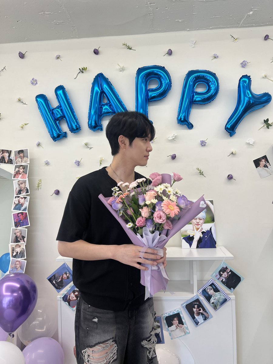 wei_puebla's tweet photo. @WEi__Member 🗓️[24.07.03]
📧WEi__Member 🐶Donghan

"Gracias por desearme un feliz cumpleaños
 ¡¡Muchas gracias!!
 Gracias a ti, creo que pasé este año felizmente. 😁
Pasaré bien el resto de mi tiempo*
Te amo 😘"

#WEi #KimDonghan #Donghan #위아이 #동한
𝓕𝓪𝓡𝓐 💗 https://t.co/eklJlpXPp7