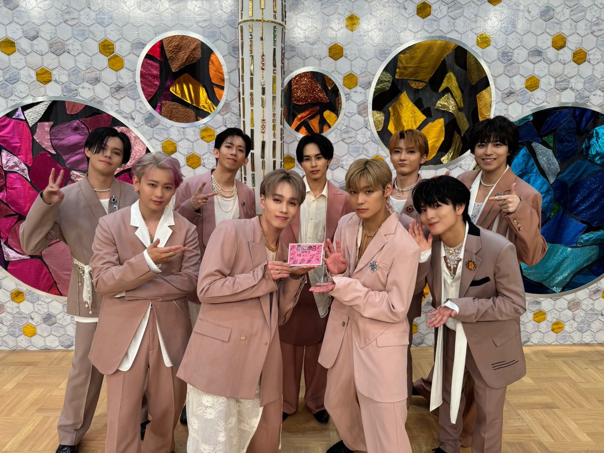 9⃣----------------------9⃣
このあと23:15〜初の生放送
#週刊ナイナイミュージック
9⃣----------------------9⃣

#超特急 の皆さんのサインカードを
プレゼント！
このアカウントをフォローして
リポストしてくれた方
抽選で１名さま☺️に！！

ぜひフォローしてリポストを！