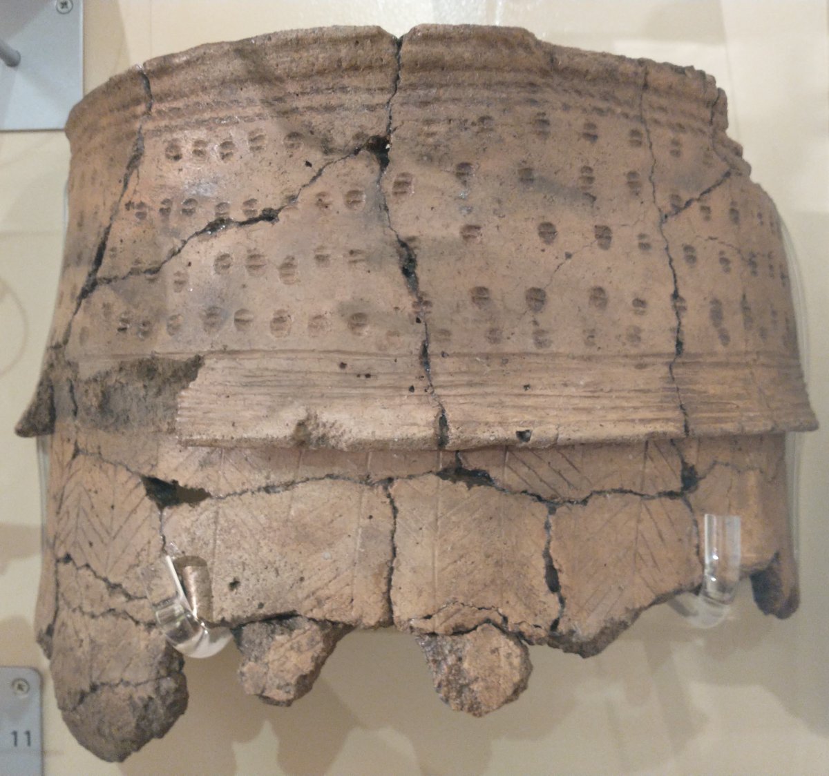 Excavated at Pendleton, this urn gives a glimpse into the people and craftsmen who once inhabited the Bowland landscape in the Bronze Age. To explore the early history of the area visit #ClitheroeCastle where the urn is on display
bit.ly/ClitheroeCastl…
#FindsFriday #Archaeology
