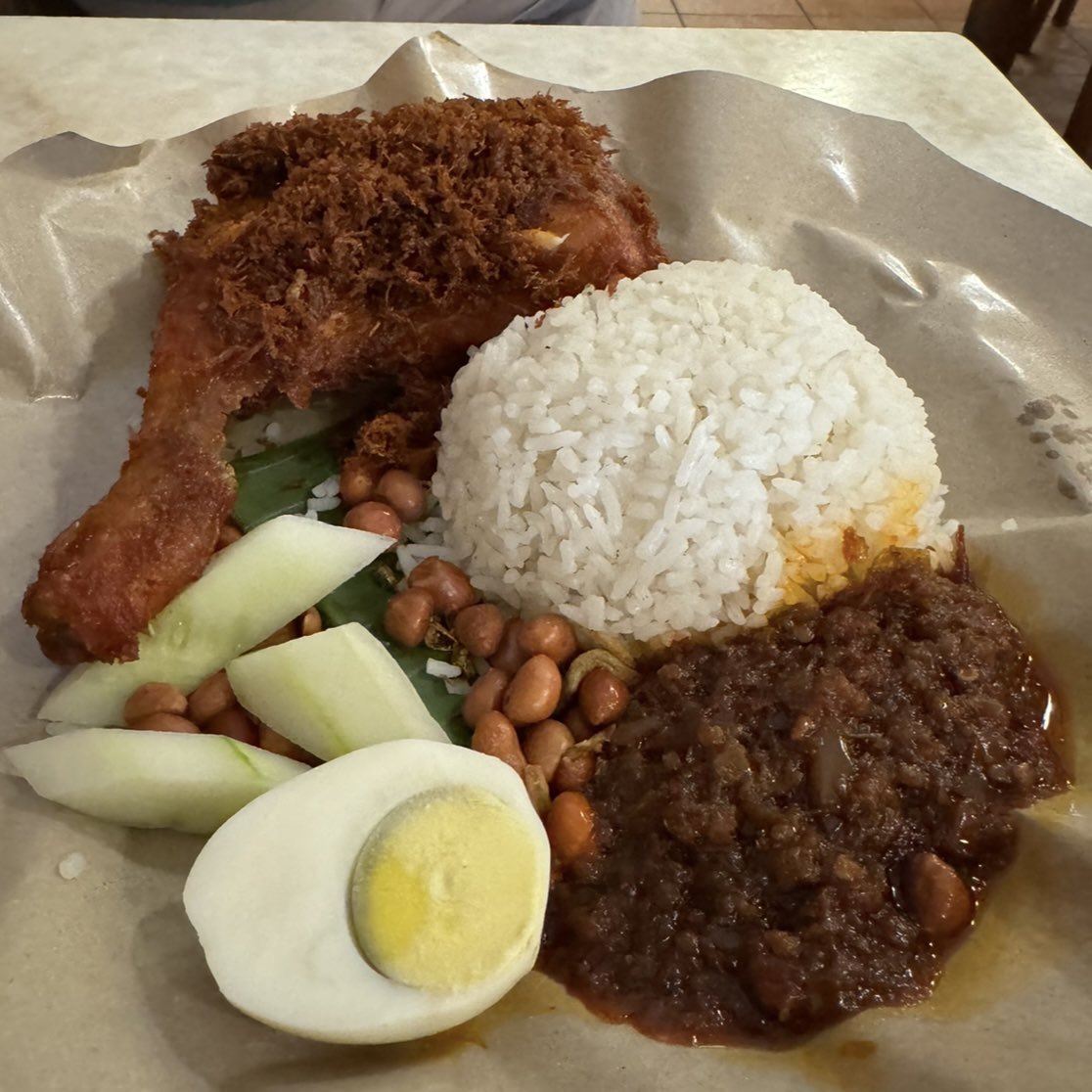 マレーシアのクアラルンプールで人気のナシレマのお店！大箱なので入りやすい！本場のナシレマは美味い！ファーストフードでサクッとくるイメージ！