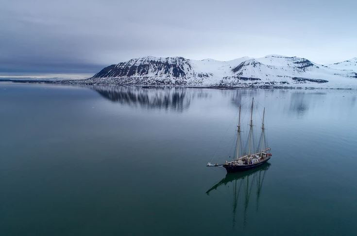 Does anyone know of a vessel heading to the Faroe Islands from Scotland during July? Seeking a more sustainable passage to the islands ahead of 2024 #StormPetrel fieldwork...
Image (C) <a href="/simonpierce/">Simon Pierce</a> from our 2018 'Sail Against Plastic' mission in Svalbard.