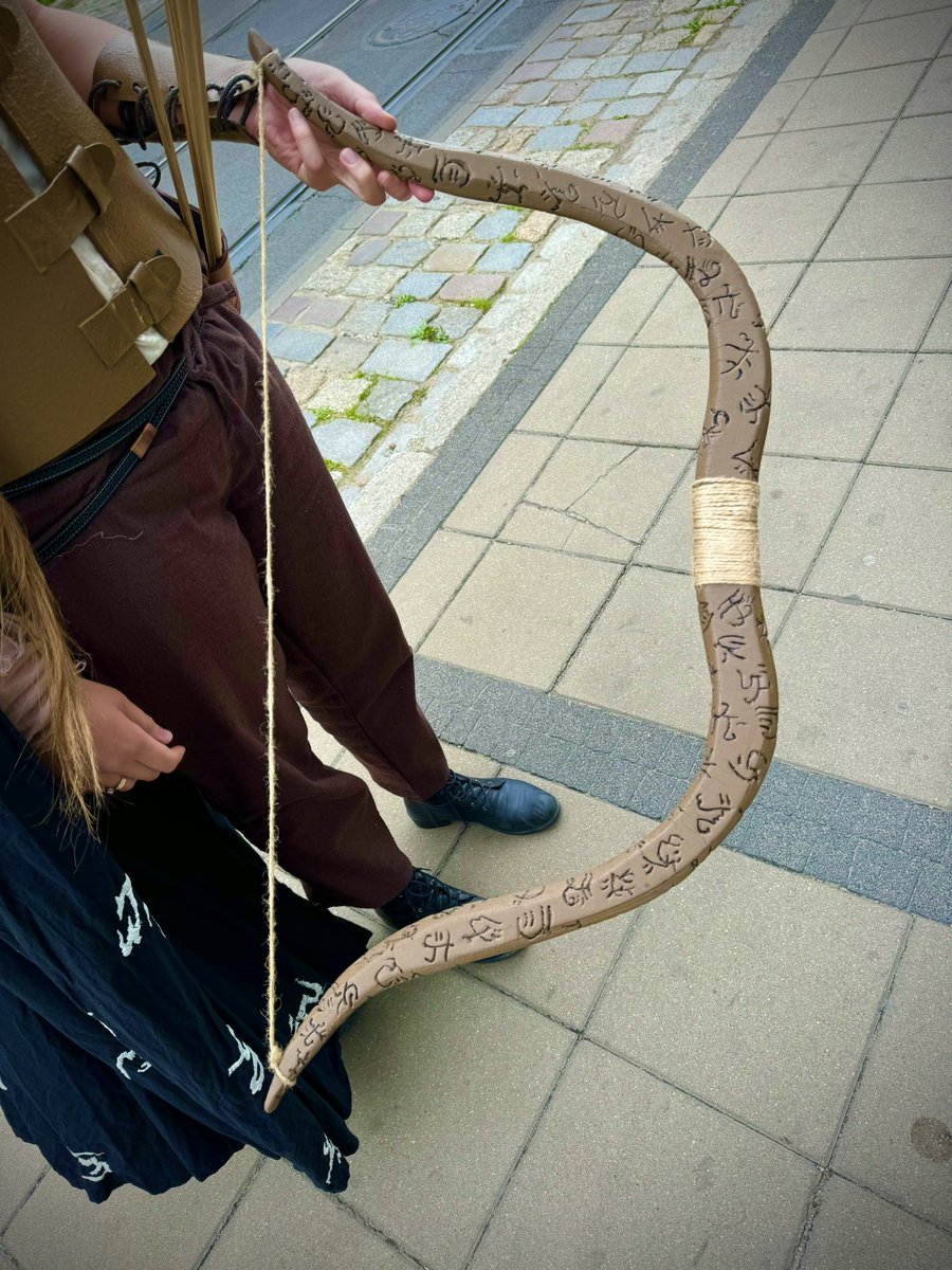 PVBrett's tweet photo. Brilliant Wonda Cutter cosplay @pyrkon by the always delightful Ola Szyszkowska . Swipe for a closer look at her warded bow. #cykldemoniczny #petervbrett #wondacutter #demoncycle #cosplay #poland https://t.co/V4kJlv9Irh