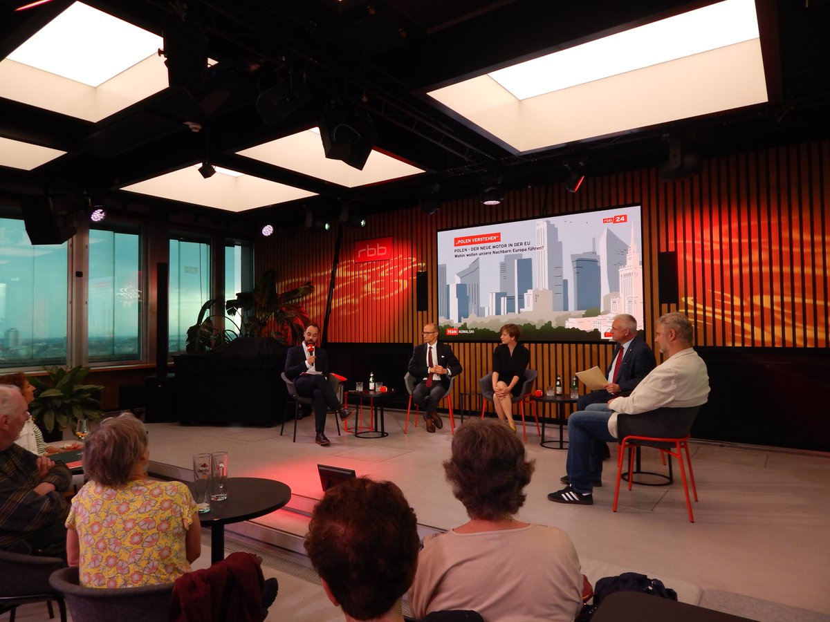 DPH_DPN's tweet photo. 📺Wie entwickeln sich die deutsch-polnischen Beziehungen? Über den Dächern Berlins hat die #Diskussionsrunde „#Polen – Der neue Motor in der #EU?“ mit Agnieszka Wierzcholska vom #DPH stattgefunden. Die Sendung zum nachschauen:
🔗 https://t.co/EYqGIsQXYW https://t.co/Rf2APCpR6h