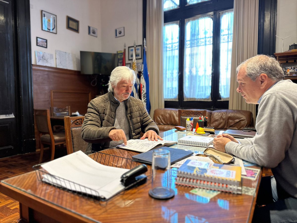 FloridaIDF's tweet photo. Intendente @g_lopezmendez  junto al Secretario General (i) @OlivaLuis08 mantienen reunión con la nueva directiva de  Adeom en el salón de honor . https://t.co/js4aLfKs7O