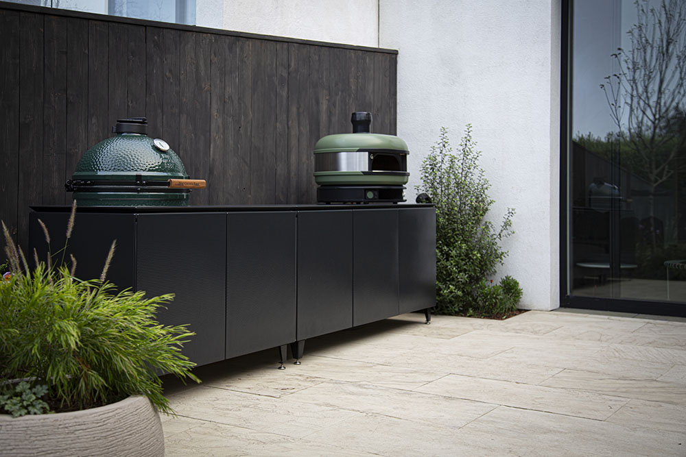 Can't decide between a Big Green Egg and a Gozney? Don't worry- you don't have to.
Shown here on the beautiful @Vlaze outdoor kitchen our Design Team will create a kitchen that suits your needs.
 cornwall-outdoors.co.uk
#coolstuff #outdoorkitchen #outdoorliving #cornwalloutdoors