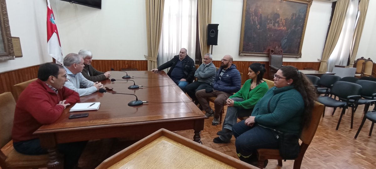 Intendente <a href="/g_lopezmendez/">Guillermo López M</a>  junto al Secretario General (i) <a href="/OlivaLuis08/">Luis Oliva Castro</a> mantienen reunión con la nueva directiva de  Adeom en el salón de honor .