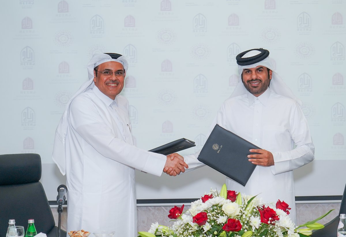 QNAEnglish's tweet photo. #QCDC, #Retaj Group Sign MoU to Empower Qatar's Youth, Workforce #QNA
https://t.co/4VZd7SktfA https://t.co/hzz2DknrdP