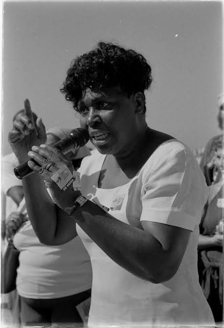 lazarorosa25's tweet image. No dia nacional do combate à discriminação racial, Carla Zambelli, uma das principais representantes da extrema-direita, faz ataque racista contra a Deputada Benedita da Silva, mulher preta, evangélica, eleita primeira senadora negra do Brasil e uma das maiores referências da…