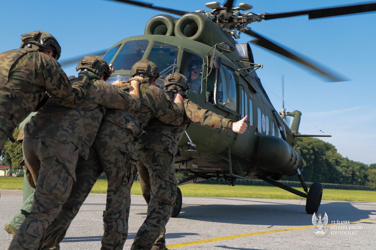 terytorialsi's tweet photo. 🚁 Żołnierze z 13 Śląskiej Brygady OT (#13ŚBOT) uczestniczyli w intensywnym szkoleniu praktycznym na lotnisku Kraków-Balice. Ćwiczenia odbyły się we współpracy z Lotniczym Zespołem Poszukiwawczo-Ratowniczym (#LZPR) oraz śmigłowcem ratowniczym Mi-8, należącym do Naziemnych Zespołów Poszukiwawczo-Ratowniczych (#NZPR) nr 13 i nr 17.