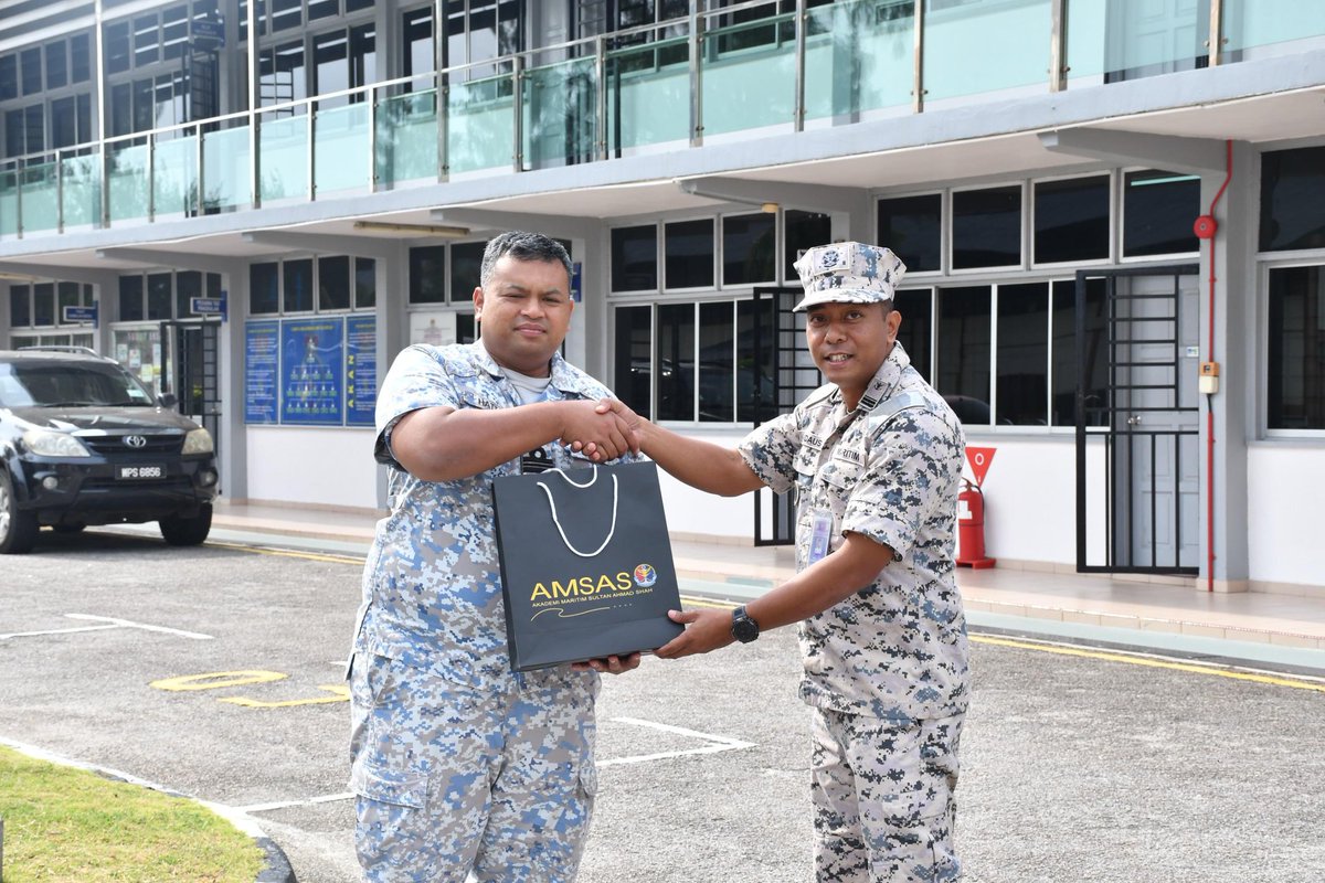 Mawilla_1's tweet photo. @Mawilla_1 menerima kunjungan daripada Akademi Maritim Sultan Ahmad Shah (AMSAS) sempena Lawatan  Kerja Rasmi.

@tldm_rasmi
@MPA_Barat

#BersatuBersediaBerjaya
#3B4one https://t.co/t9lsvtwsbO