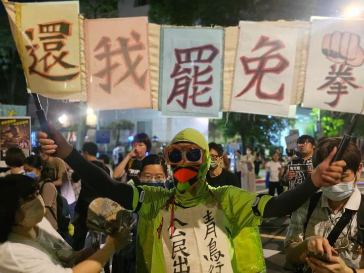 Zayeefffly's tweet photo. 台北 #青鳥行動 

✝️黃春生  濟南教會主任牧師：「爭取民主從來就不是條容易的道路。
我們來到這裡，就是來回血的，我們拿到很多武器、裝備。
回來回血，才能走更長的路。」

「不要讓我們的愛心和溫暖，因中國國民黨的邪惡冷卻。
台灣人我們要有對國家土地的愛和情，這份情愛可以延續世世代代。」 https://t.co/SpOyiV4Ksq