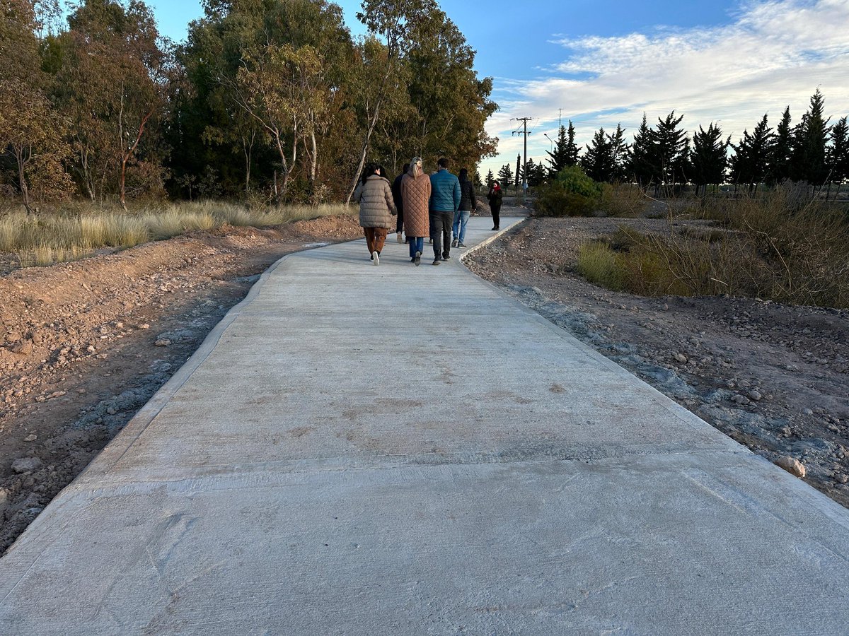 tanapasqualini's tweet photo. Nuevo paseo en el Balcón del Valle👷♂️👷🏽
🏗️ Así avanza la obra en uno de los puntos turísticos de Neuquén Capital.
Un proyecto que cuenta con 1300 metros de vereda, iluminación led, mobiliario urbano y juegos infantiles.
#EnLaCiudadHacemos #MasObras #NeuquenCapital https://t.co/dPOyVQOQM1
