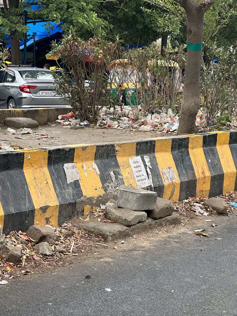 Lekhak_Sahab's tweet photo. Dear @noida_authority @CeoNoida @dmgbnagar please see the condition of road dividers in front of candor techspace sec 135. 
Disposals all around, packets and lot other things instead of plants.
How the india will become Swacch bharat ! Kindly ask authority to look into it https://t.co/WGHd8cGXYp